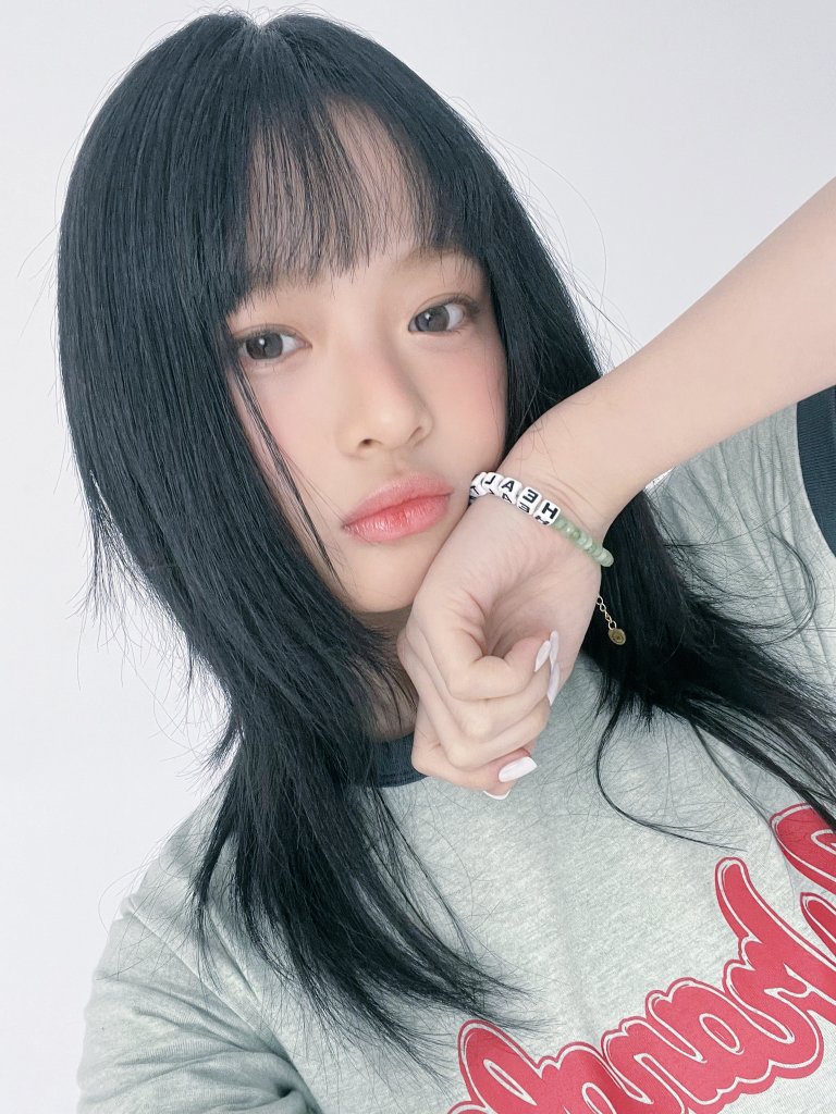 phalhanni's tweet image. Taking selfies with the mirror is my favorite thing, with my mint green shirt and adorable bangs giving me the visual of a happy teenager. The name bracelet also completes it, with writing that you will understand. ❤︎