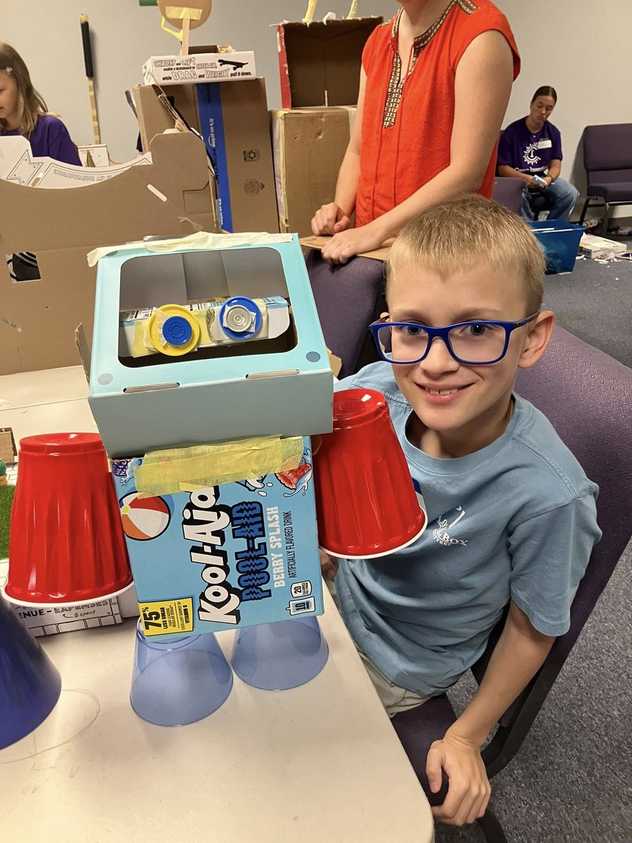 CampInvention's tweet photo. Before you throw out those holiday boxes, think again! They’re the perfect materials for your child to upcycle into something imaginative and fun. Their next big idea might start right there. 🎁📦
#Creativity #Upcycle https://t.co/NugI3uMobZ