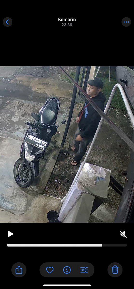 ncaayyyyy's tweet photo. Maling motor Bekasi Timur, dekat SPBU Bulak kapal satu deretan dekat Pool bis gunung harta @RakyatBekasiCom @InfoBekasi_coid @infobekasitimur @INFO__TAMBUN @infocikarangid @BekasiKeren @PolresBekasi @BekasiKita_ID https://t.co/b6HwCJoG8G