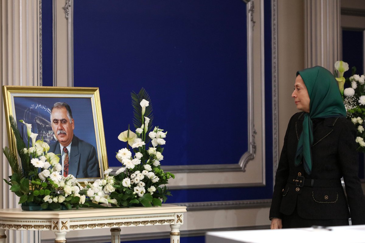 Maryam_Rajavi_F's tweet image. Dans les premières années du régime de Khomeiny, il a pris des décisions hautes en risques, renonçant à toute position académique qu’il aurait pu obtenir. Il a été parmi les premiers à rejoindre le CNRI. s’est dressé contre l’assaut barbare des bandes de Khomeiny contre les…