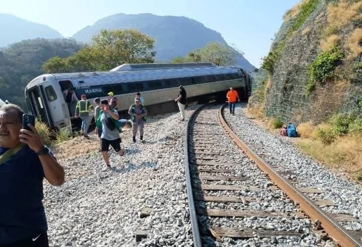 Juan_OrtizMX's tweet photo. 🗳️📌 Circulan más imágenes del descarrilamiento del Tren Interoceánico en Oaxaca. https://t.co/YVPsEGOQoD