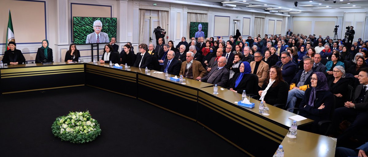 Maryam_Rajavi_F's tweet image. Dans les premières années du régime de Khomeiny, il a pris des décisions hautes en risques, renonçant à toute position académique qu’il aurait pu obtenir. Il a été parmi les premiers à rejoindre le CNRI. s’est dressé contre l’assaut barbare des bandes de Khomeiny contre les…