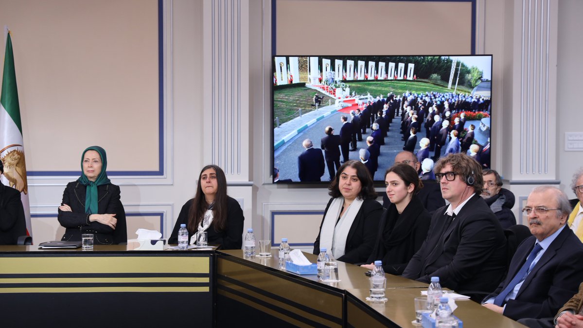 Maryam_Rajavi_F's tweet image. Dans les premières années du régime de Khomeiny, il a pris des décisions hautes en risques, renonçant à toute position académique qu’il aurait pu obtenir. Il a été parmi les premiers à rejoindre le CNRI. s’est dressé contre l’assaut barbare des bandes de Khomeiny contre les…