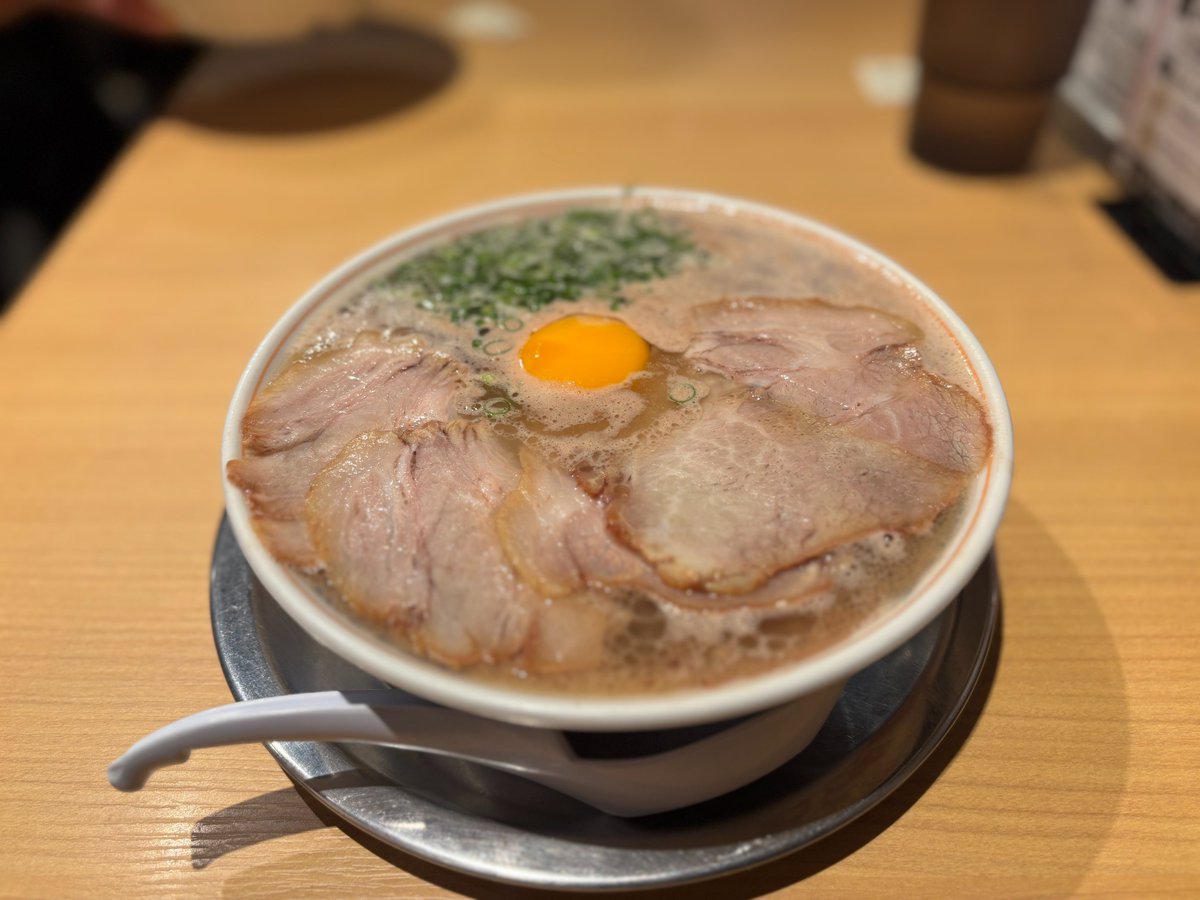 twilight_flyer's tweet photo. 施設側のリニューアルに伴い2026.1.25で閉店とのこと😢

この旨味まだまだ味わいたいので再開願うばかりです🙏

三代目博多だるま 月見チャーシューメン＋替え玉
2025.12.28 https://t.co/ktyUjBDYMu