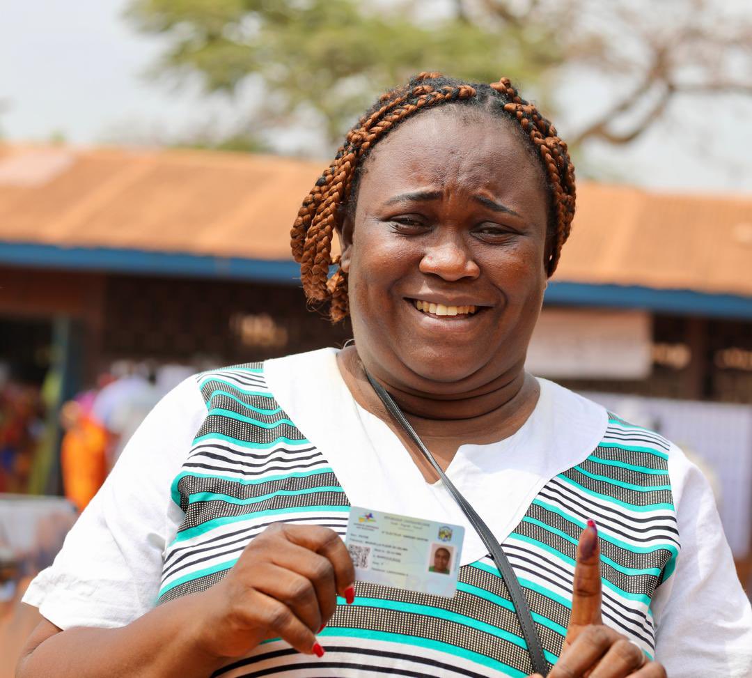 Retour en image sur l’ouverture des bureaux de vote à Bangui ce matin à l’occasion des élections présidentielle, législatives, régionales et municipales. L’organisation de ces quatre scrutins combinés a bénéficié du soutien de la MINUSCA et du PNUD. 

▶️ youtu.be/s3LPAxCQCkg