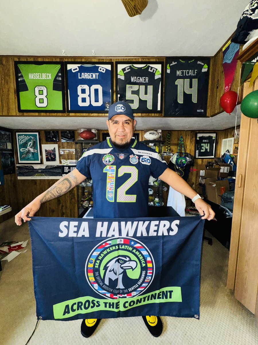 Apoyando a <a href="/Seahawks/">xz* - Seattle Seahawks</a> desde Seattle 
Enrique Plascencia les manda saludos a todos los <a href="/12s/">12s</a> del 🌎  <a href="/LSeahawkers/">Latin America Sea Hawkers</a> el Booster Oficial de los Latinos en todo el Continente!  #Foximpactonfl #12severywhere #FOXImpactoNFL #FoxNosUne #Seahawks