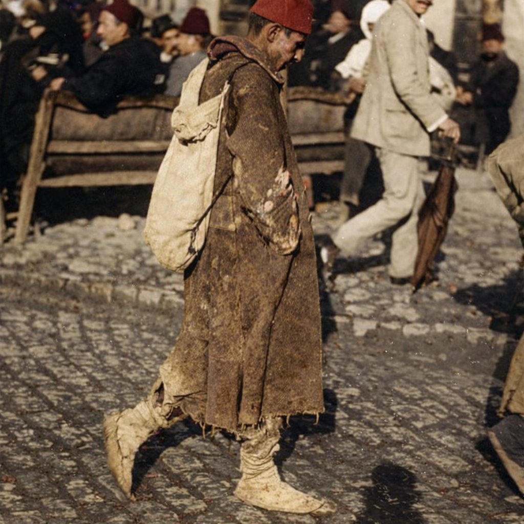 Osmanlı, Balkan Harbi’nin ardından Avrupa’daki topraklarının %83’ünü ve 6,5 milyon vatandaşını kaybetti.

Fotoğrafta, savaş sonrası terhis edilen bir asker Beyoğlu’ndan geçiyor.

Cephede yenilginin, yoksulluğun ve utancın bütün ağırlığını sırtında taşıyor.

Aynı karede, bu
