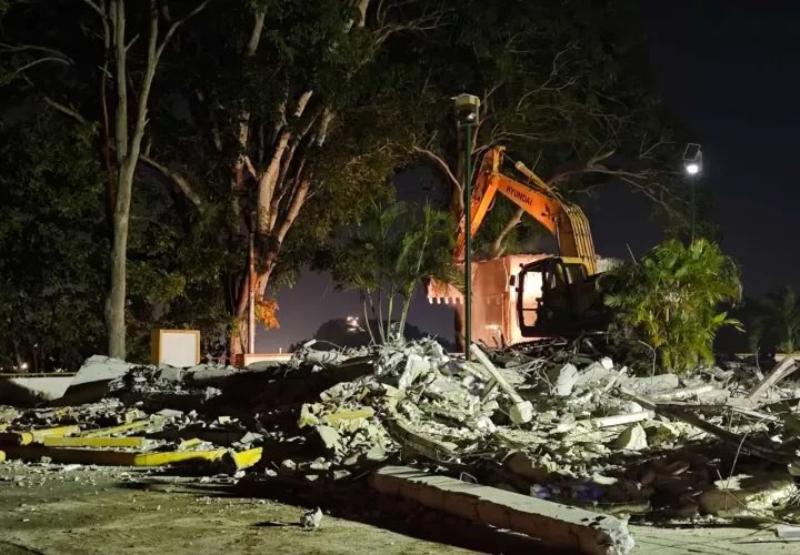 Lo legal no se esconde. Demoler a oscuras un monumento que honra la herencia China en Panamá es un insulto a nuestra historia y a Panamá Oeste. Sin consulta y sin respeto. No tiene sentido destruir un símbolo de hermandad así, a espaldas del pueblo.