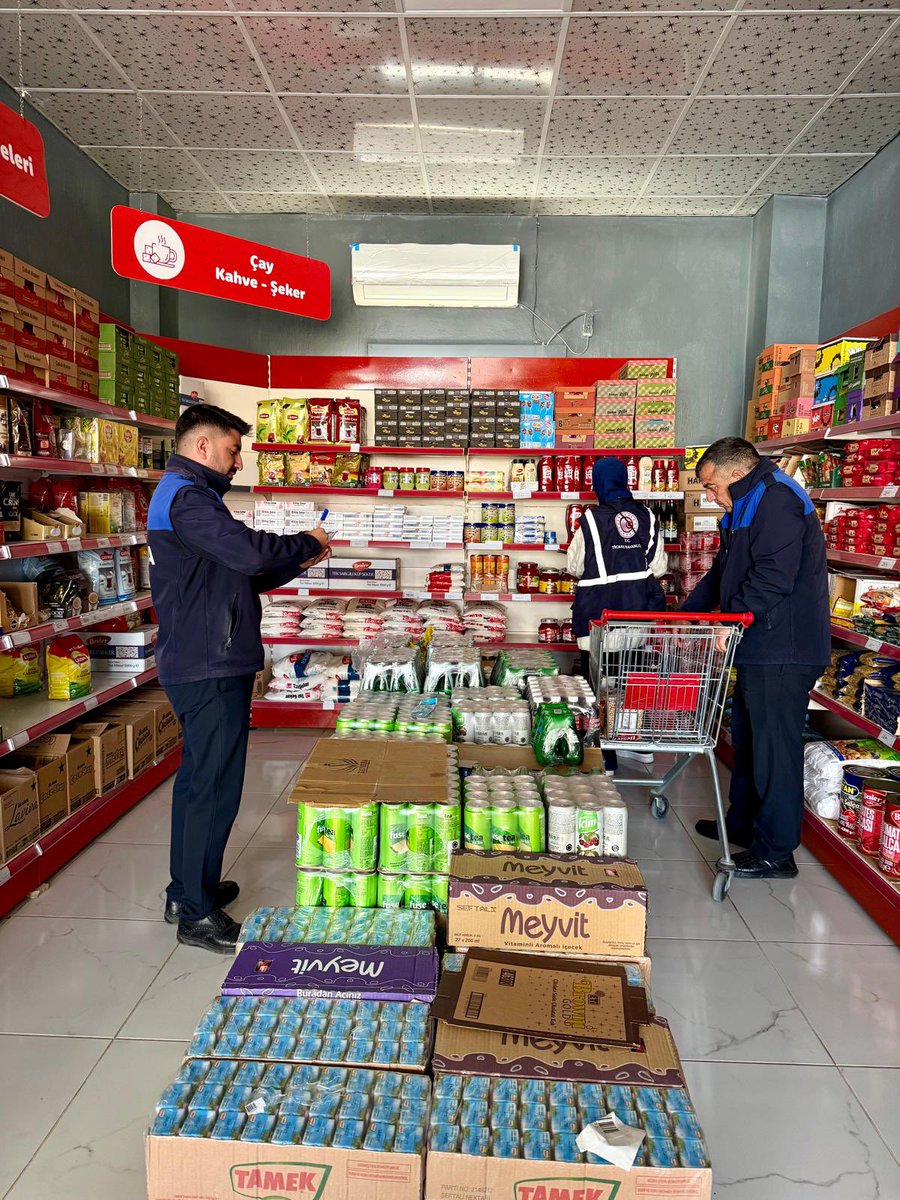 bekir_kaplan's tweet photo. 30 Büyükşehirde,
Sadece 4 günde.
Sadece market denetimlerinde.

✅ 5.265 market denetlendi.
✅ 1.209.209 ürün ve fiyat etiketi tek tek incelendi.
✅ 7.233 ürün için mevzuata aykırılık tespit edilerek idari işlem süreci başlatıldı ve Haksız Fiyat Artışı Değerledirme Kurulu’na sevk edildi.

🇹🇷 Tüm ülke genelinde eş zamanlı ve kararlı denetimlerimizle, adil ticaretin ve vatandaşımızın yanında olmaya devam ediyoruz.

@ticaret 
Basın ve Halkla İlişkiler Müşavirliği