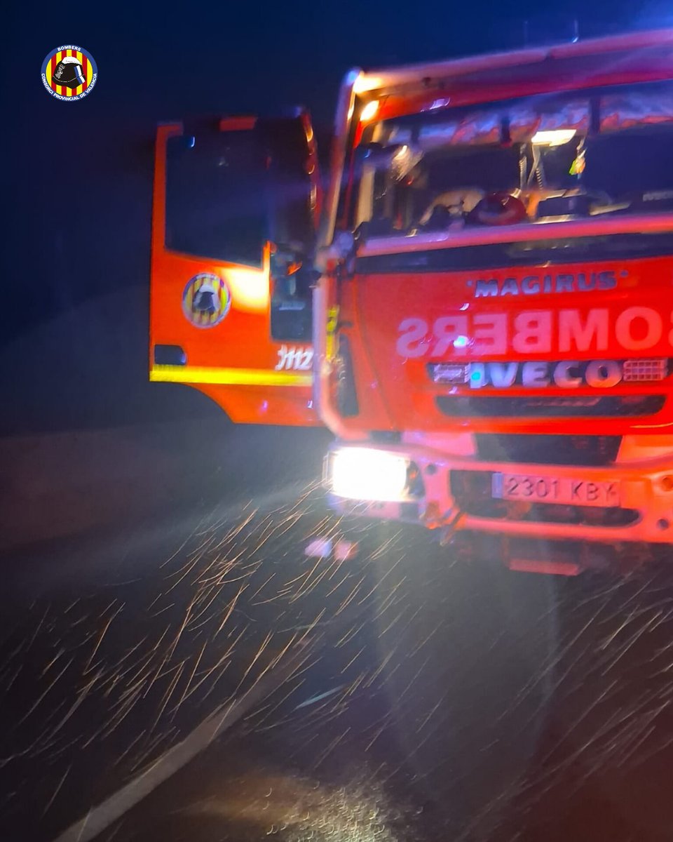 BombersValencia's tweet photo. Imatges de les dotacions de @BombersValencia desplaçades al barranc de l’Horteta a Torrent, per rescatar a set persones dels seus vehicles, s’hi havien quedat encallats sense poder seguir. Servei finalitzat. 
Sense danys personals. https://t.co/XvLTGAkHxO