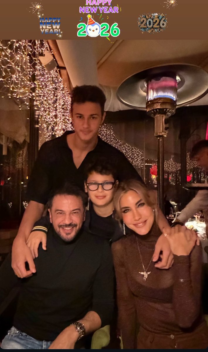 2_sayfaofficial's tweet photo. 10 yıl önce boşanan Çağla Şıkel ve Emre Altuğ’dan çocuklarıyla yeni yıl yemeği https://t.co/EWQLjZza7V