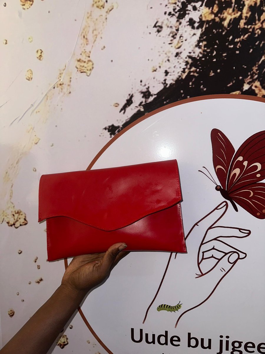 MbayeMagne's tweet photo. Pochette Anita
Simple et pratique 
Prix 15.000f en cuir doublée de daim
5000f en similicuir 
Tel 77 433 85 42 
#ligeeyuloxo #MadeInSénégal #Uudebujigeen https://t.co/LdhKUlWksL