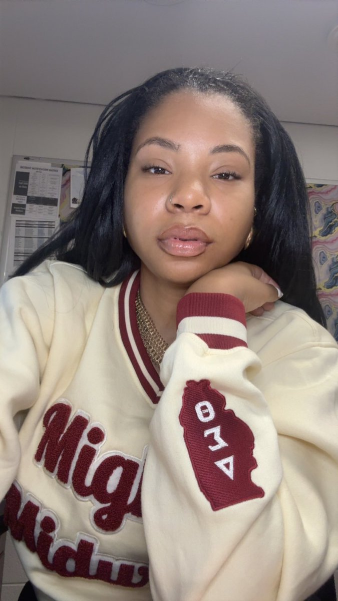 𝐢𝐦 𝐫𝐞𝐚𝐥𝐥𝐲 𝐭𝐡𝐚𝐭 𝐠𝐢𝐫𝐥 ✨ tweet media