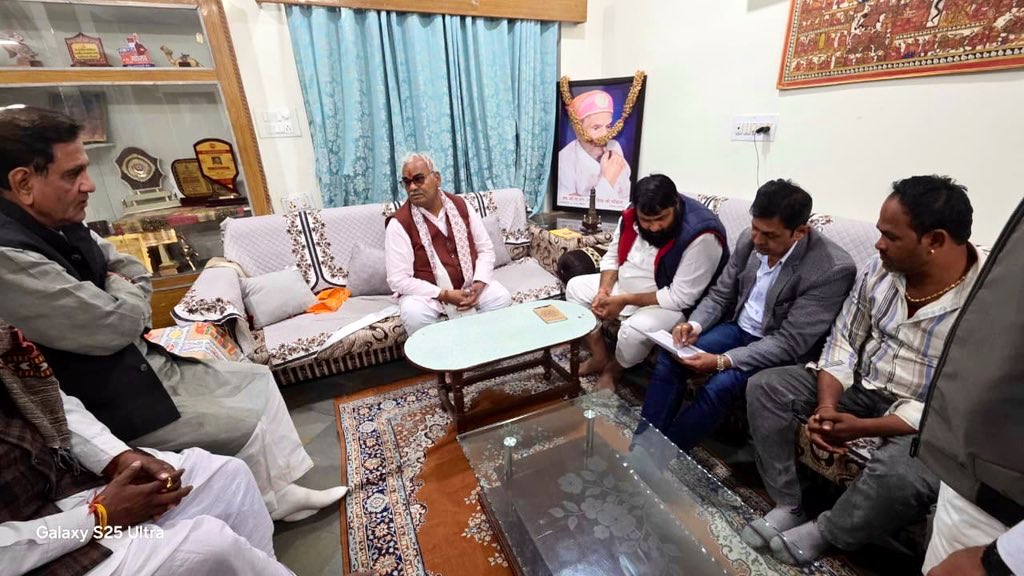 madandilawar's tweet photo. भीलवाड़ा 

माण्डल के विधायक श्री उदय लाल भडाणा जी ने अपने विधायक कोष से मांडल, करेड़ा एवं सुवाणा पंचायत समितियों की 103 ग्राम पंचायतों के लिए प्रत्येक में 1 लाख रुपए की लागत से 'बर्तन बैंको' हेतु 1 करोड़ 3 लाख रुपए की राशि स्वीकृत करने की अनुशंषा की है।

यह पहल माण्डल विधानसभा क्षेत्र के प्रत्येक गांव को प्लास्टिक कचरे एवं अन्य प्रकार की गंदगी से मुक्ति दिलाएगी इस हेतु भडाणा जी को बहुत बहुत बधाई।

यह पहल पर्यावरण संरक्षण के साथ-साथ ग्रामीण जीवन में अनुशासन एवं सामूहिक सहयोग की भावना को भी मजबूत करेगी।

#पर्यावरण #ग्रामीण #भीलवाड़ा #madandilawar
#BhajanlalSharma #cmorajasthan