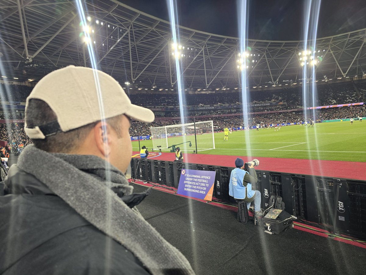 EnginErdem07's tweet image. West Ham United v Fulham || Premier League 

Maçını izleyerek keyifli ve harika bir deneyim yaşadım. Oyunun teknik ve taktik yönlerini sahanın en yakından izlemek ve hissetmek benim adıma çok önemli ve değerliydi.  ⚽️
