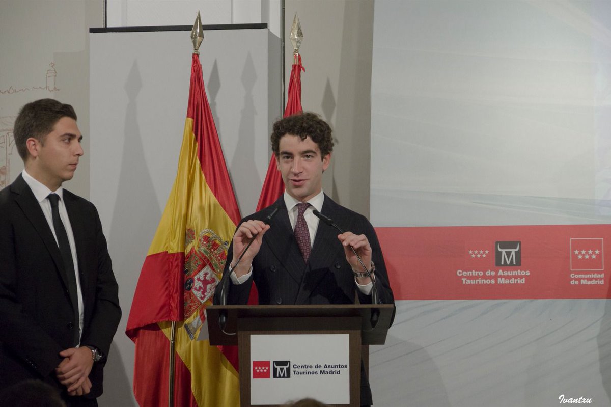 <a href="/victorhdztorero/">Víctor Hernández</a> recogió por el premio que la @actchenelyoro concedió en su 2ª gala de triunfadores. 

Triunfador de 2025 🏆

¡Enhorabuena torero!

📸: <a href="/ivantxu1979/">Ivan García Lechuga</a> IVÁN MARCOS