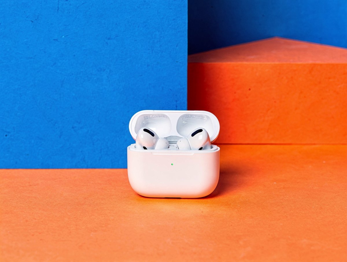 AllaAisling's tweet image. Prompt Studio: Color Block Product Photography, with FLUX.2 in @AdobeFirefly 

[PRODUCT] placed within bold color-blocked environment, [complementary or contrasting color scheme], hard edges between color zones, graphic design influence, pop art aesthetic, flat lighting,…