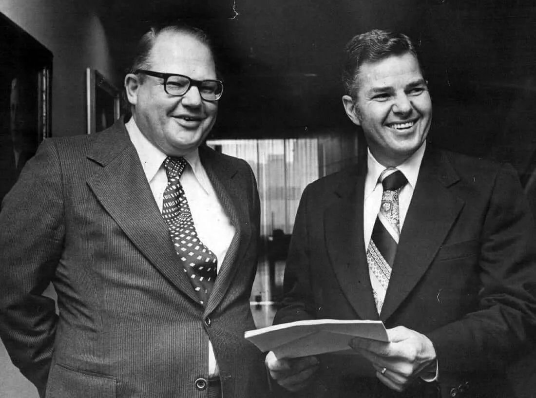 PolymarketMoney's tweet image. Three brothers drove the price of silver +720% in the 1980s, before going bankrupt:  

Back in 1973, they started buying silver.  

Their thesis? The dollar was doomed.   

Nixon had just killed the gold standard.

Inflation was raging, and with the billions they inherited from…