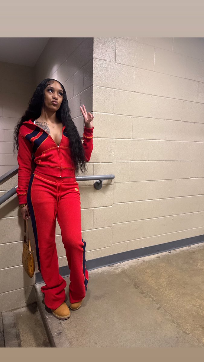 shawty bad as hell &amp; got motion 😰