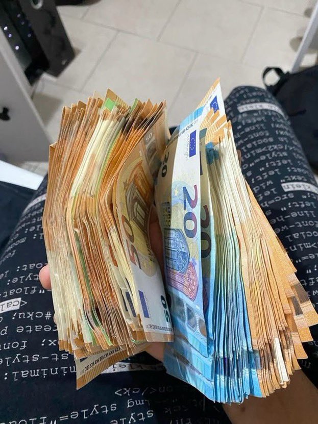 İsviçre'de Her 7 Yetişkinden 1’i Milyoner.

Bu yüzden onların servet edinme alışkanlıklarını öğrenmek istedim. 

İşte İsviçrelilerin sizden daha zengin olmak için paraya yaklaşımlarının 7 yolu:

1. Kiralamak ayıp değil, stratejidir.
Ev almak zorunda hissetmiyorlar.
Paralarını