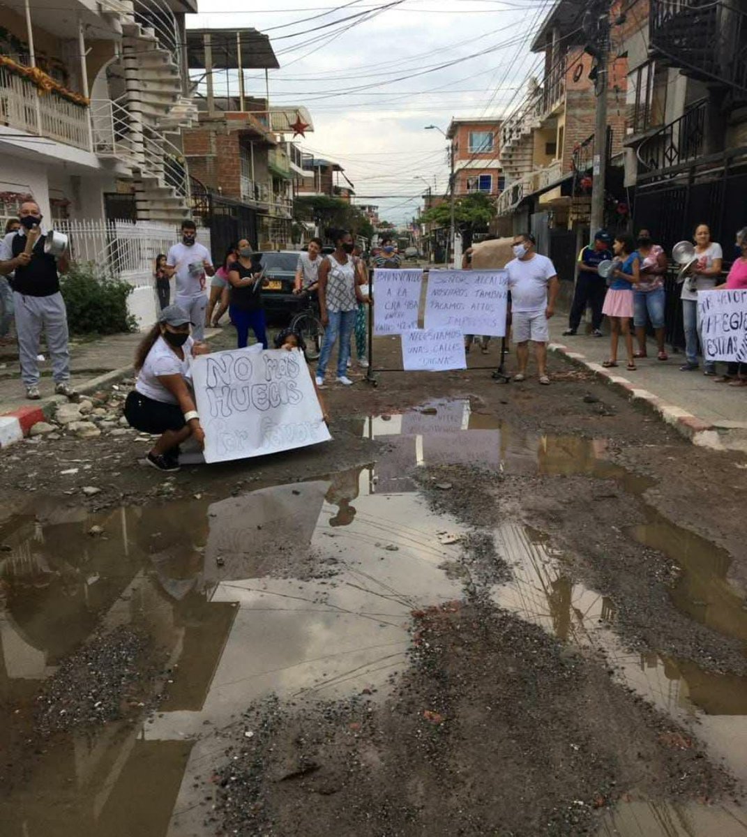 alexduran76's tweet photo. Recuerdo esta imagen algunos años atrás; la gente reclamando por el mal estado de sus calles (1) varios períodos sín arreglar, ahora quedo así la Carrera 48a  entre calle 42 y calle 44 en Mariano Ramos (2) no se taparon las huecos, se hicieron calles. #EstamosEnObra https://t.co/EuVLR19EfY