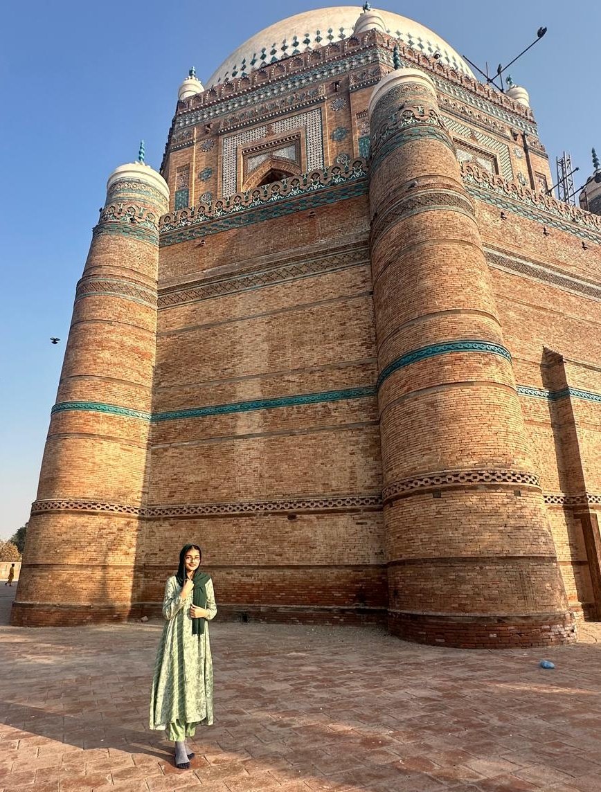 مجھے کسی بھی تعین پہ اختیار نہیں 
یہ کوئ اور ہے جو میرے راستے بدلتا ہے
میرے لئیے میرا اللہ ہی کافی ہے جو مجھے تنہا نہیں چھوڑتا