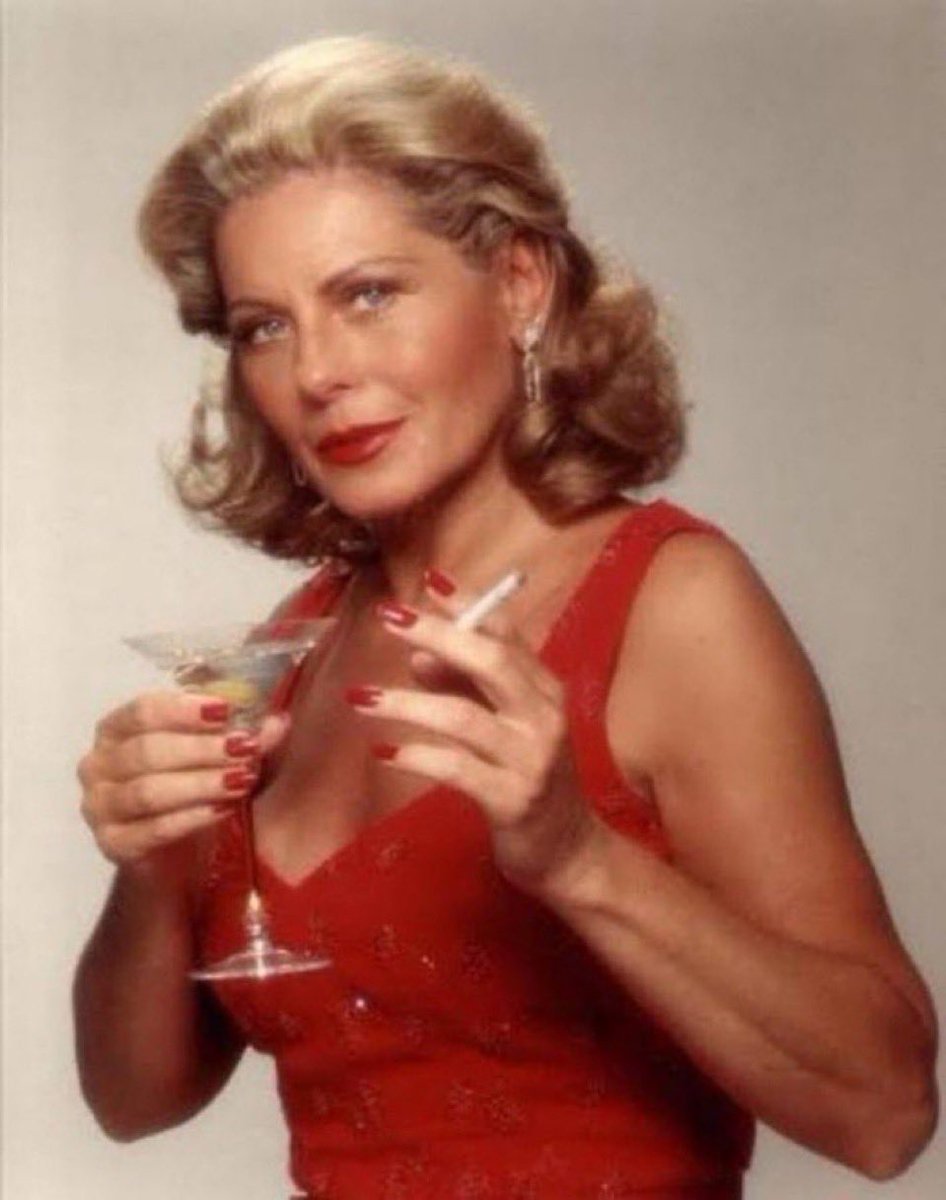 depois de passar o natal na roça com a familia mal posso esperar p me enfiar em uma casa com 30 viados e sapatoes no ano novo eh um must de la must