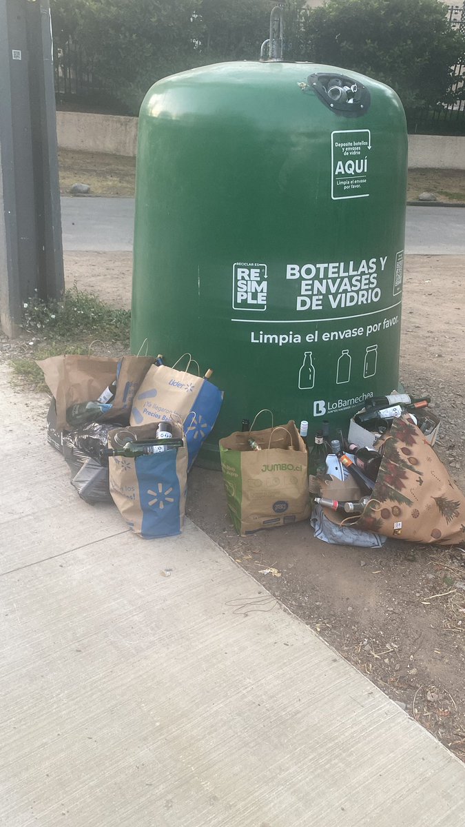 alejoaitor's tweet photo. @lo_barnechea esta es la realidad permanente en torno a las campanas de reciclaje de vidrio: botellas y cajas acumuladas, generando verdaderos mini vertederos frente a casas de vecinos. O se organiza mejor el retiro del vidrio o se aborda este problema de salud pública https://t.co/SDiHwL6D5z