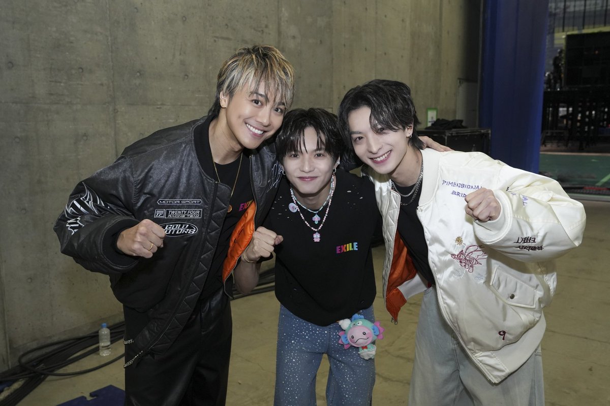 taiki__official's tweet photo. TAKAHIROさんが
赤影の3人で撮ろー！って✨

撮影と並行してのドームツアー
本当にこの方々の支えがなければ
完走できなかった、絶対に🥷🏻❤️‍🔥

信長様！青影！
本当にありがとうございます😭🙏🏻

#仮面の忍者赤影 @akakage_tvasahi https://t.co/qDxVJzbdeY