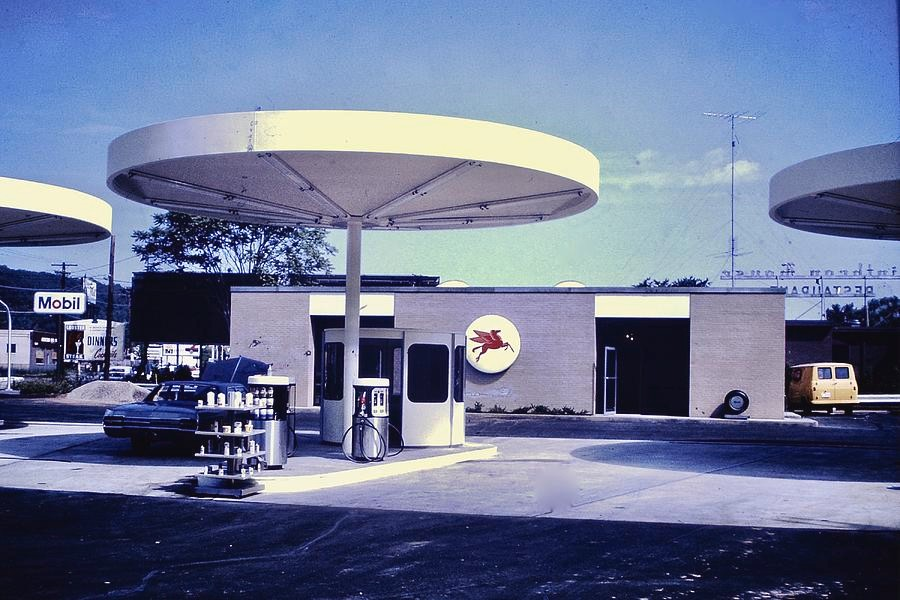 usgraphics's tweet photo. Time spent at a gas station is perfect. ~ 5 mins, doesn't feel like a real chore. Not much stimuli. Lean on the vehicle, people watch, see the counter spin, just look around and pause for a moment. Take gas stations away and we're gonna miss them. https://t.co/J6szBpkum0