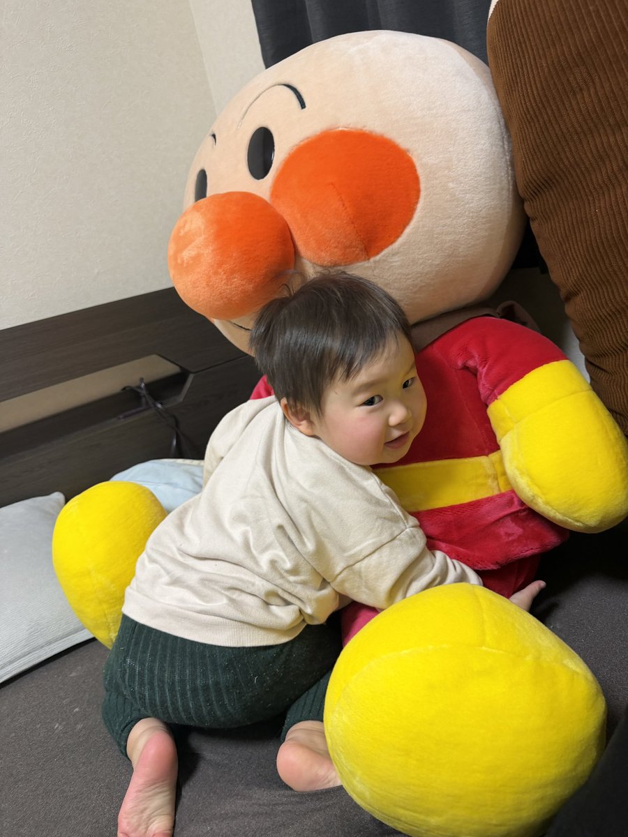 wami611's tweet photo. 愛息子へのクリスマスプレゼントは特大アンパンマン🤗

アンパンマンと寝んねしたり遊んだりしてて可愛いなぁ…

大喜びの息子の姿を見れてパパサンタは年明けからモヤシ生活頑張れそうです。 https://t.co/MEbjNGVMta