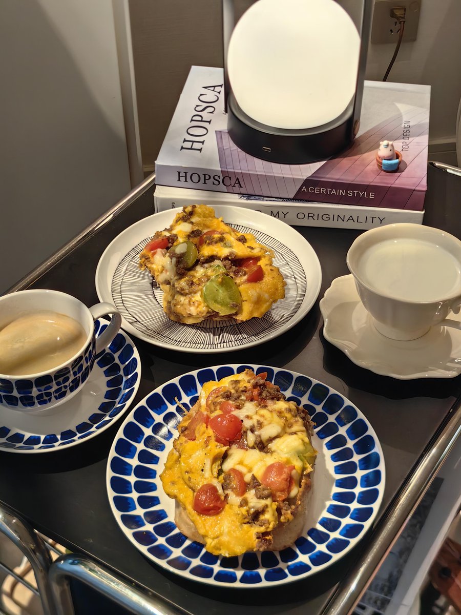 MichaeHT's tweet image. 朝食はジューシーなトマトとビーフのサンドイッチとラテでした。