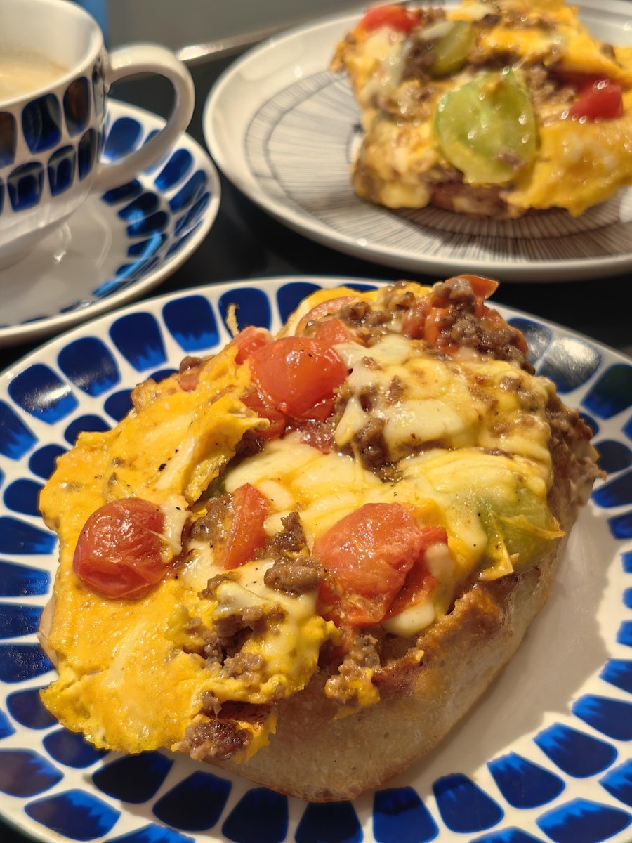 MichaeHT's tweet image. 朝食はジューシーなトマトとビーフのサンドイッチとラテでした。