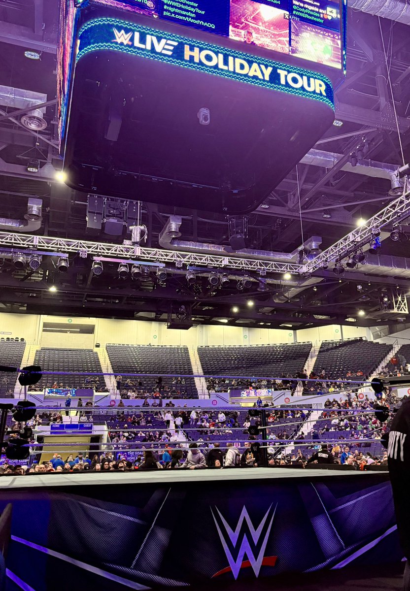 ooberfan's tweet image. Seated!!! #wwerochester #nightmarefamily ❤️🤍💙