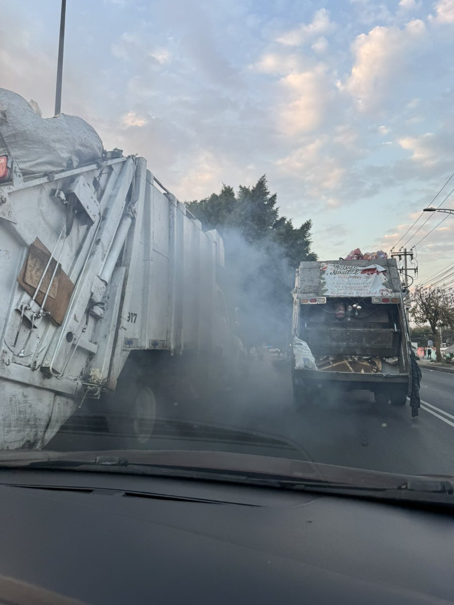 Mapau98Paula's tweet photo. Al día de hoy sigue habiendo casos así en la CDMX😡 Un camión de basura contaminando terriblemente el aire que todos respiramos😡
Esto en Eje 5 Sur y Periférico, alcaldía Iztapalapa. Hasta cuándo van a hacer algo las autoridades? @SEDEMA_CDMX @Aire_CDMX @Alc_Iztapalapa @SSC_CDMX https://t.co/mqOdNh4KgJ
