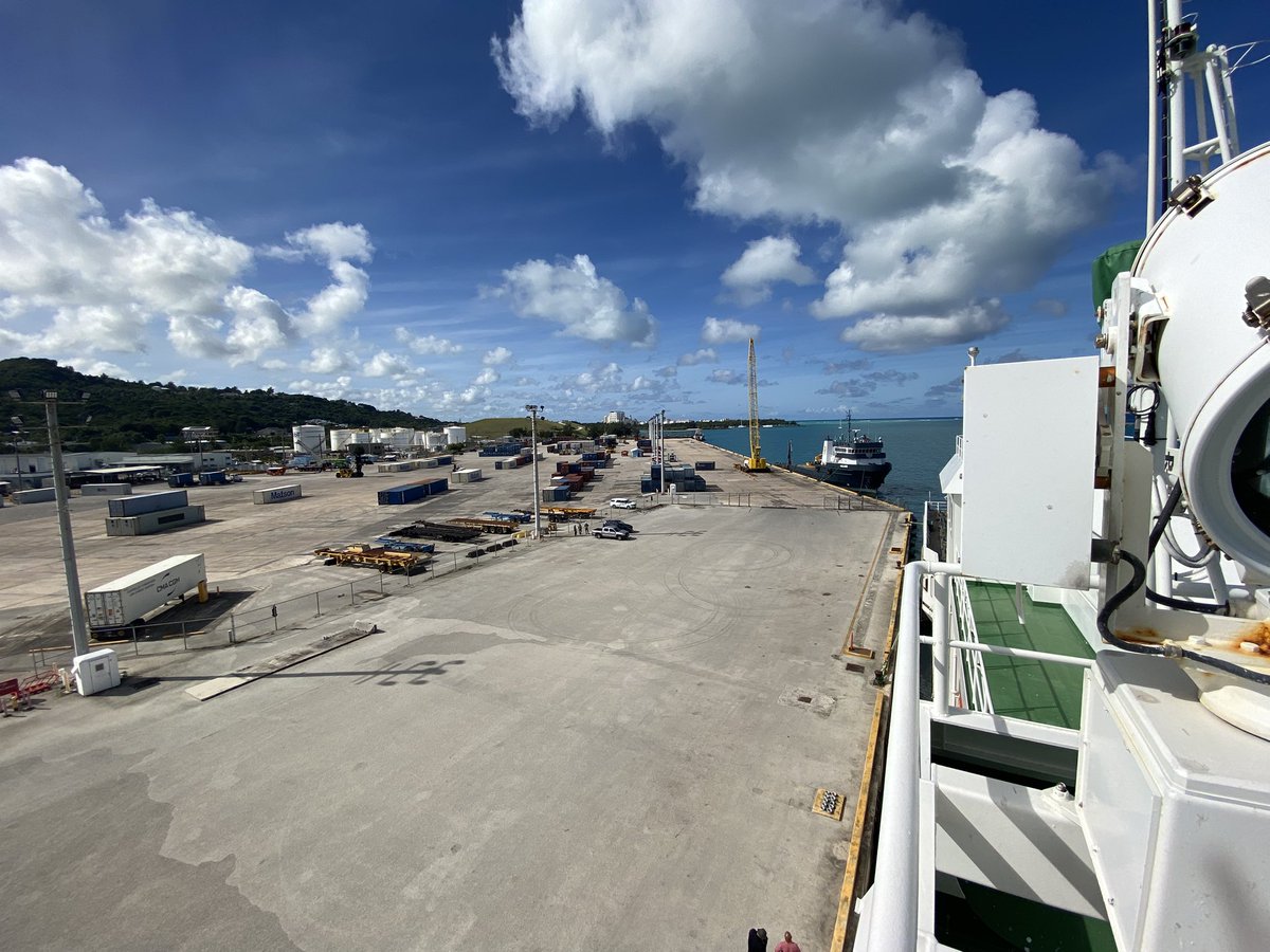 サイパン港。2枚目奥に見えるのがガラパンというサイパン最大のホテル