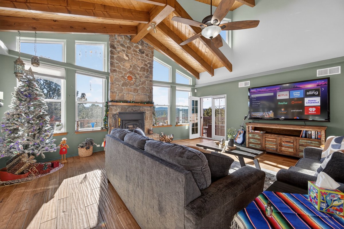 PhotoSnapABQ's tweet image. Stop choosing between quality and your marketing budget. At @PhotoSnapABQ, we believe #Albuquerque Realtors® deserve pro-grade media that doesn’t eat up the commission. From crisp HDR photos to 3D tours, we provide the "million-dollar look" at a price that makes sense. #Realtor