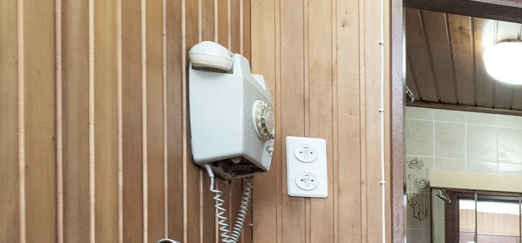 eijlander's tweet image. #funda vondst. Een draaischijftelefoon die nog in de gang hangt. Die hadden wij ook, dik 50 jaar geleden.

funda.nl/detail/koop/aa…