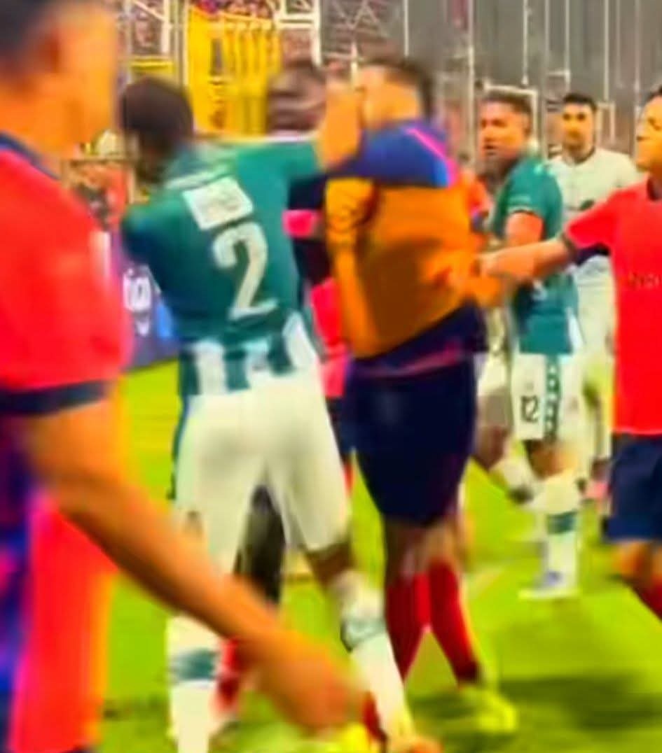 ChaBanca Estrada se levantó solo para comerse el puño de Grijalva 😄