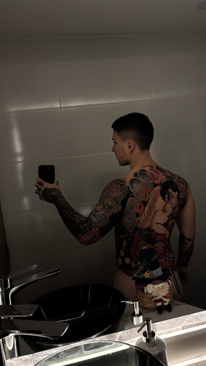 dfcalderonl's tweet photo. Un tattoo grande se parece a cualquier proceso en la vida:
emoción, duda, compromiso, paciencia…
y al final, orgullo por no haber soltado. #fullbacktattoo https://t.co/SICik9TOxJ