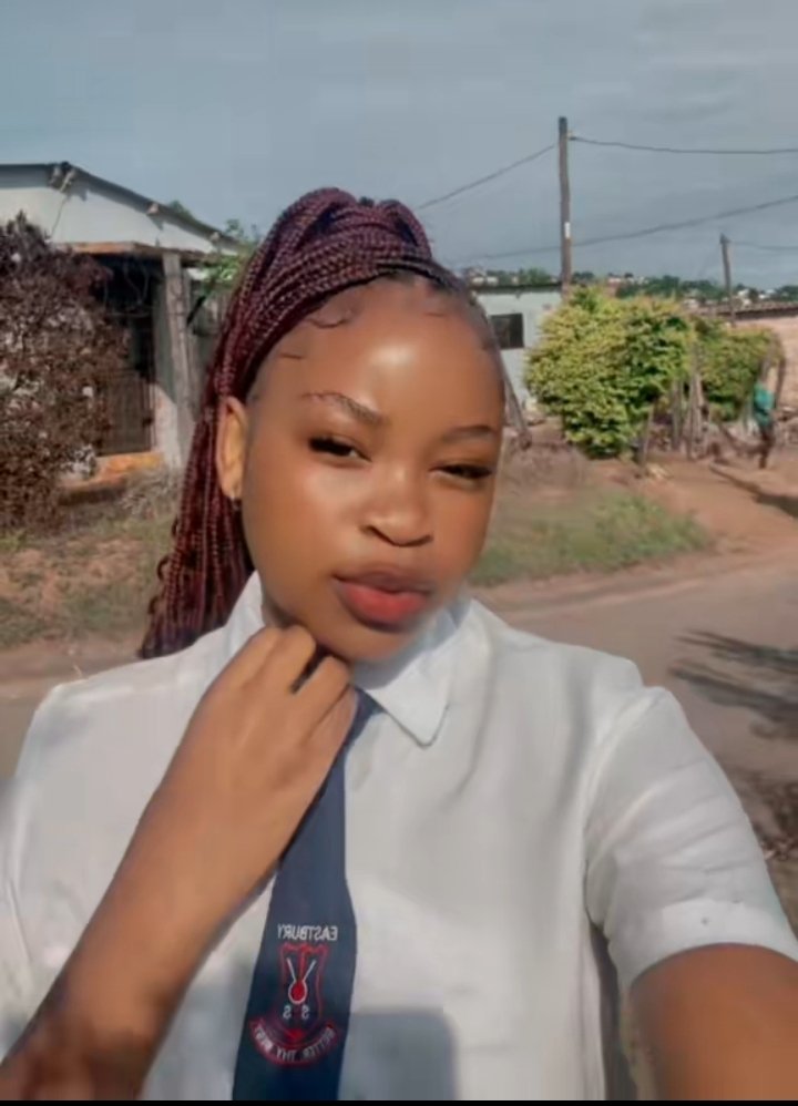 MusaMzilikazi's tweet image. It's really difficult to raise a girl child 
Listen to what this school kid is saying 
😭