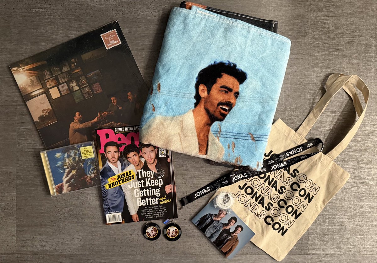 Jess12p's tweet photo. 🎉END OF YEAR GIVEAWAY🎉

Prize: 
Everything shown in photo below 

How to enter:
•like/repost
•comment your favorite 2025 Jonas Brothers memory 

Winner will be randomly selected on Jan. 4 
#jonasbrothers https://t.co/xrsrSoRMJJ