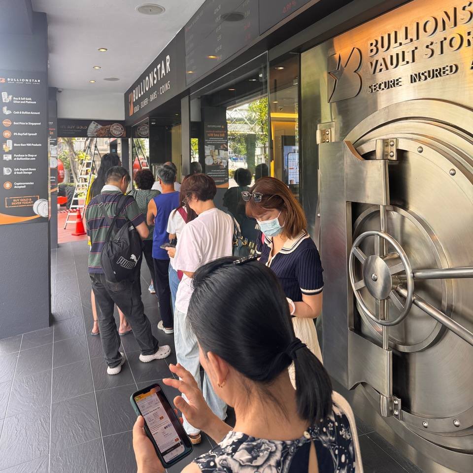 barkmeta's tweet image. 🚨 SILVER SUPPLY SHOCK CONFIRMED: RETAIL DEMAND EXPLODING.

From London to New York, reports are in: Silver dealers are RUNNING OUT OF STOCK.

People are waiting several hours in line to buy Silver. Official prices reached $83/oz on Sunday night, but the premiums on the street…