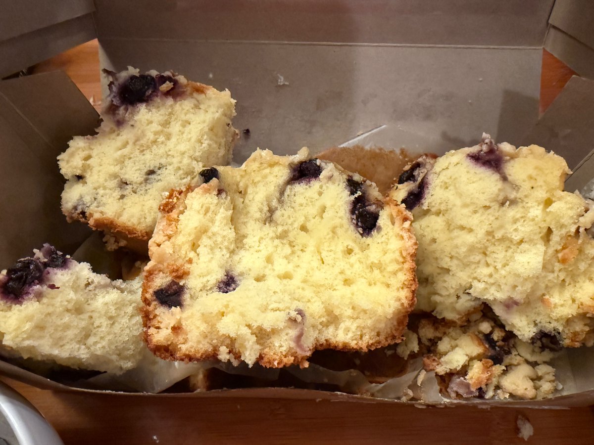 TomHaPath's tweet image. Fun fact, a #costco lemon blueberry loaf contains 1/10cup of blueberries, which is almost half a daily recommended value!! #HealthyLiving