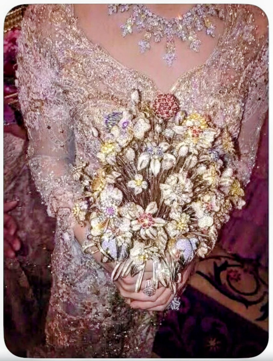 Yana Najib's hand flower..  Cost almost 100M.. made of gold, crystals, diamond. Her wedding cost : almost USD 20 million. In USD. Kaya turun temurun katanya.