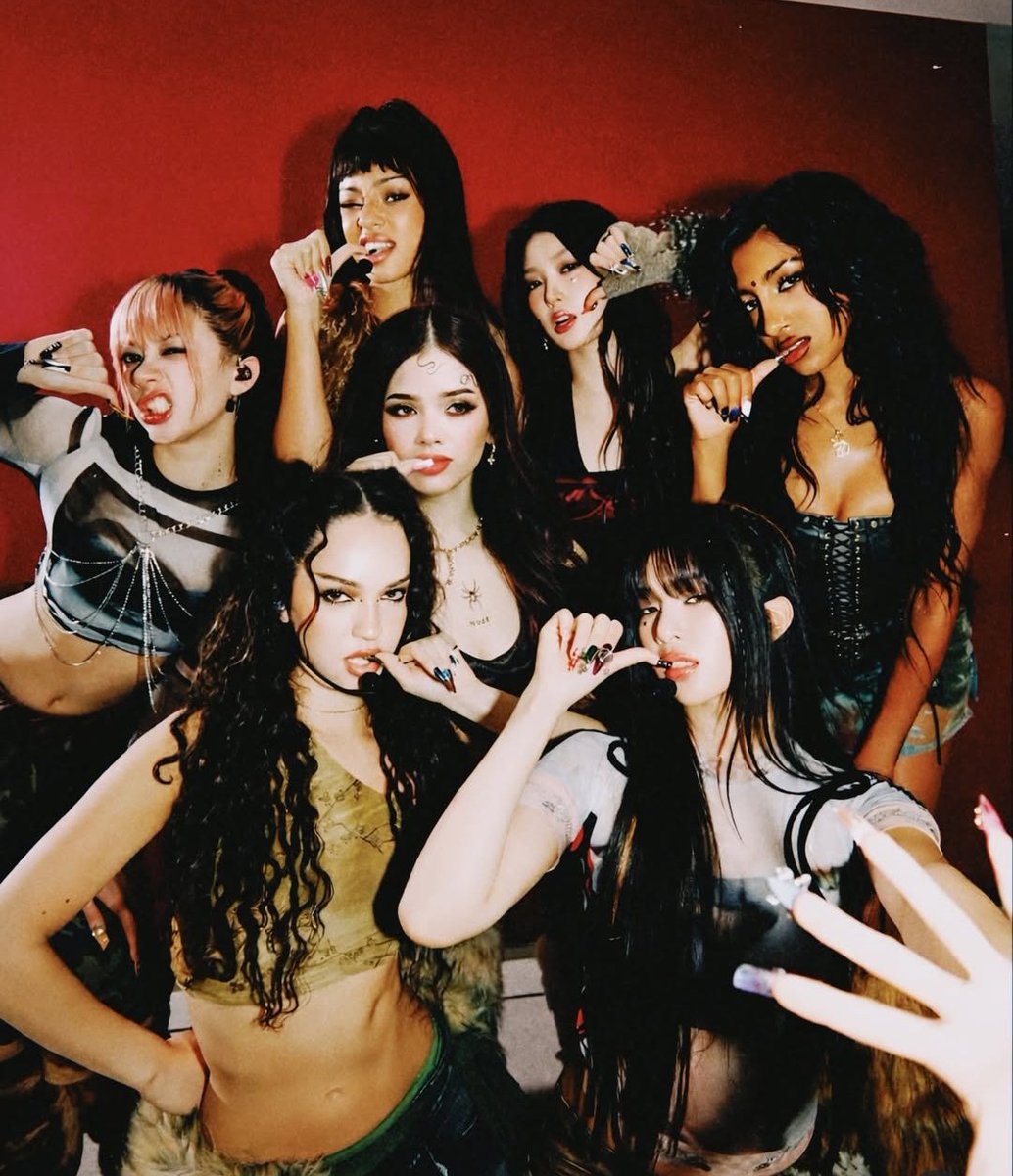 NOT la cuenta oficial de Instagram del Lollapalooza subiendo esta imagen, Katteyes x Katseyes <3