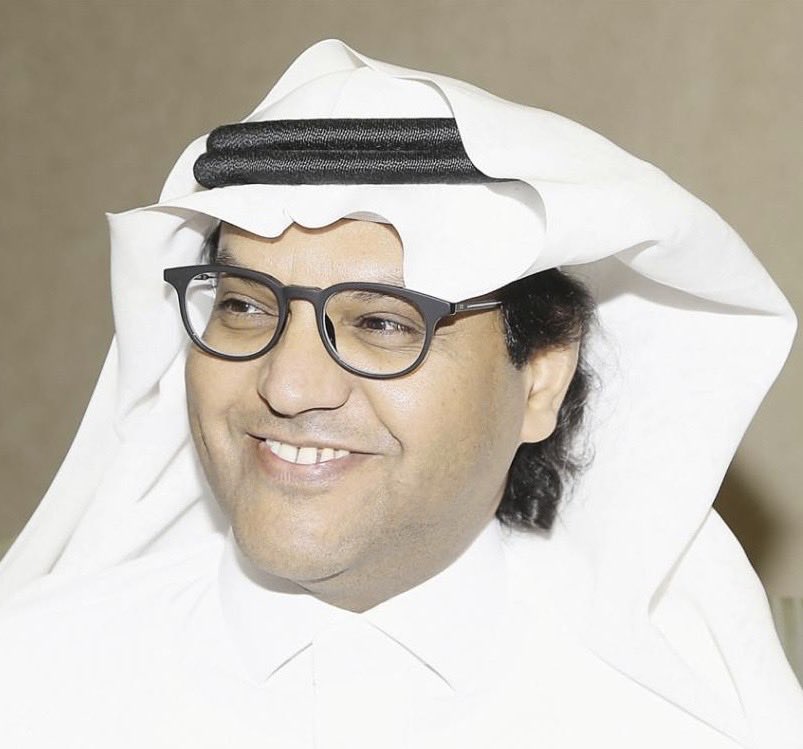 ••
الإثنان؛
نلوّح لهما!
——
أظن أن المتابعين لمسيرة الصحافة المحلية، سواءً في أوج تأثيرها، أو ما بعد انحسارها، سيعتبرون أن هناك قياديين اثنين، لا يزالان يحملان في داخلهما إصراراً على الصدور ورقياً، مهما كلف الأمر.
 
الأول يتمسك بقواعد النشر الصحفي الورقي، مع إدخال تطويرات