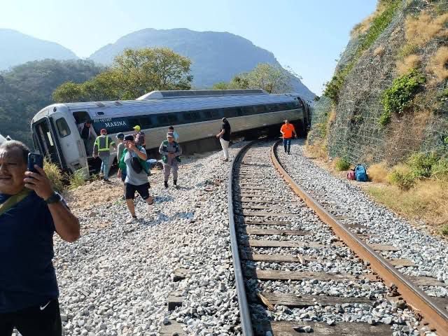 MemoSalinas's tweet image. Yo aquí a toda madre gracias a Dios en mi barquito. En México todo bien por allá con el “Tren Falla” #2 ?? 💀 200 personas abordo ?? Así de duro les gusta que los maltraten ??

“Ya cuando se descarrile el tren va a ser la otro pedo”. Pobre México saqueado y engañado 💔🇲🇽