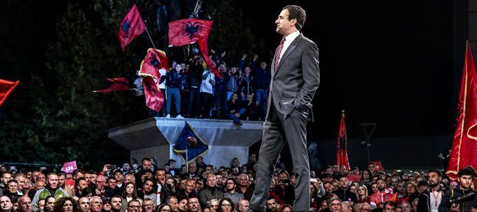 Për 5 vjet rresht, mediat e korruptume, oligarkët e korruptum, opozita e korruptume, pseudo-ekspertët, banalizuesit e korruptum dhe Serbia e kanë sulmu Albin Kurtin dhe qeverinë e tij

Dhe ja ku jemi sot.