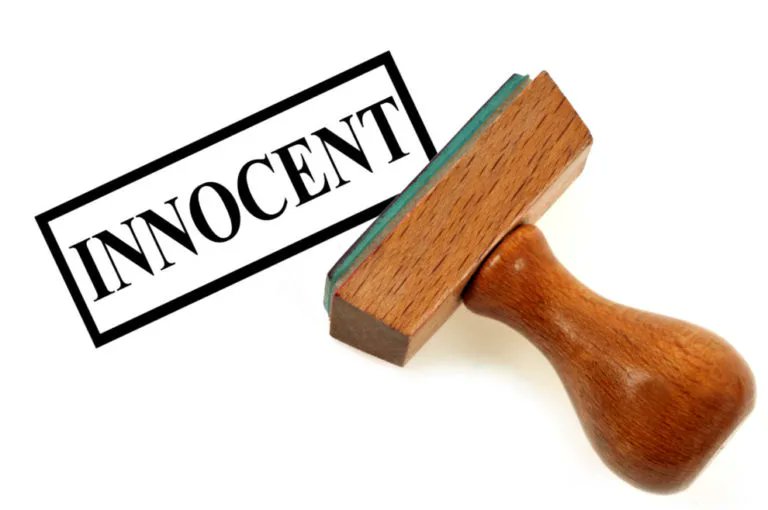 Virgili7's tweet photo. 3. I, òbviament, l'adjectiu i substantiu ‘innocent’ vol dir justament la cosa contrària: que no fa cap mal (ni n'ha fet). Per això té ‘nn’ ("in/nocent").

Hi podem d'afegir l'adjectiu ‘innocu-innòcua’, que té el mateix origen i un significat semblant.

Feu-ho córrer, si us plau! https://t.co/7foFHtdyPT